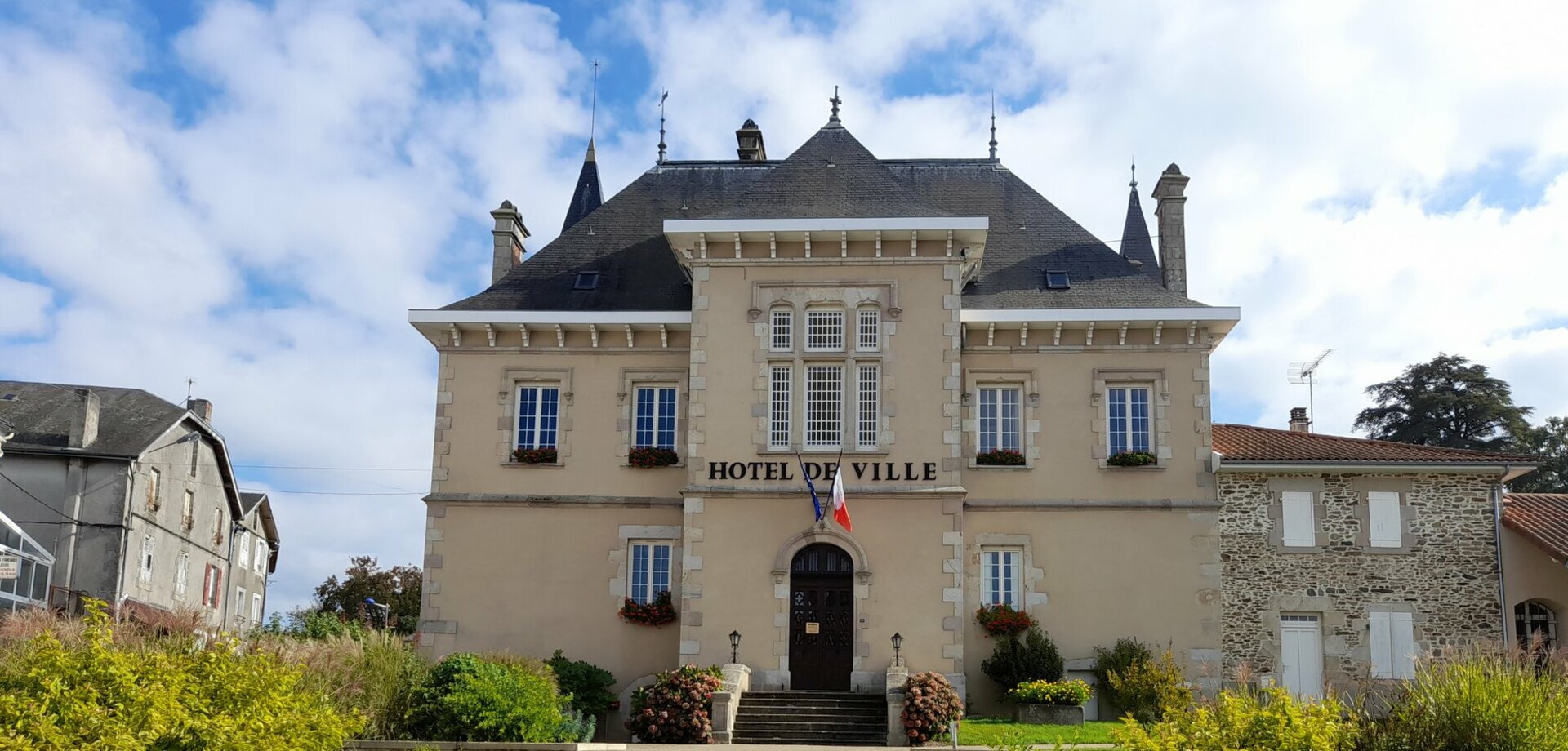 Situé au sud-ouest de Limoges, l'Ouest Limousin est au coeur du Parc Naturel Régional Périgord-Limousin et vous accueille à Oradour sur Vayres.